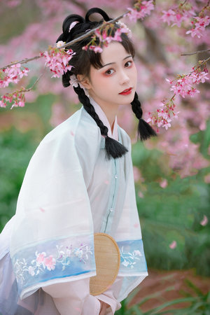 拍摄黑丝写真像只乖巧的母狗被后入